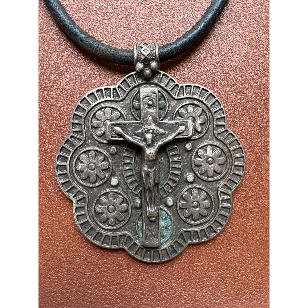 Vintage Silver Tone Crucifix Pendant Necklace Black Leather Cord Religious Jewel - Picture 2 of 5